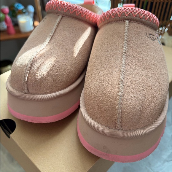 UGG Brown and Pink Tazz Love 25 Slip-Ons
Limited edition - Picture 12 of 14